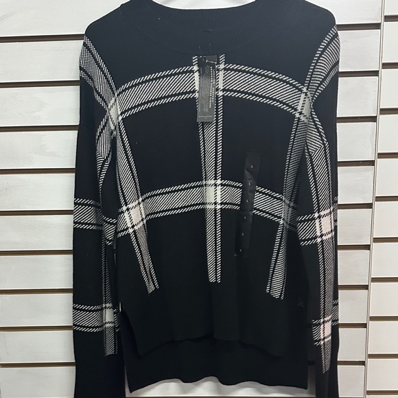 Banana Republic Black and White Knit Top - Picture 1 of 4